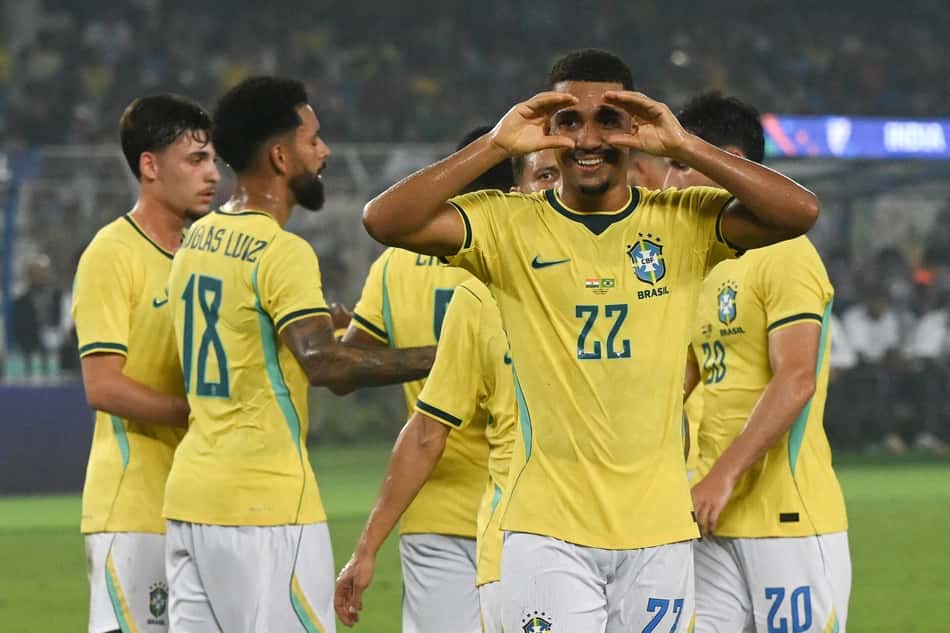 Samuel Lino comemora gol pela Seleção Brasileira com as mãos no rosto