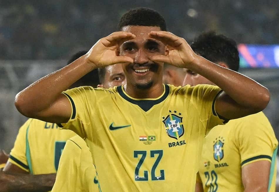 Samuel Lino comemora gol pela Seleção Brasileira com as mãos no rosto