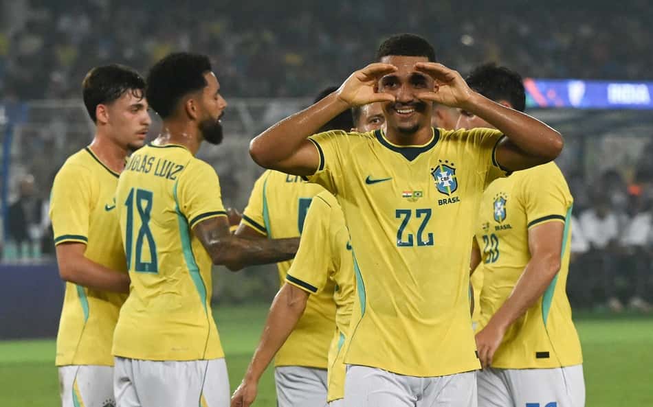 Samuel Lino comemora gol pela Seleção Brasileira com as mãos no rosto