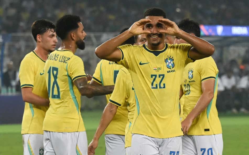 Samuel Lino comemora gol pela Seleção Brasileira com as mãos no rosto