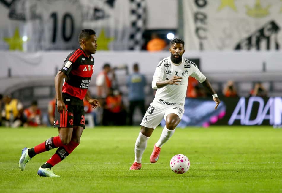 Rodinei, do Santos, disputa lance com Alex Sandro, do Flamengo, durante partida na Vila Belmiro pelo Brasileirão