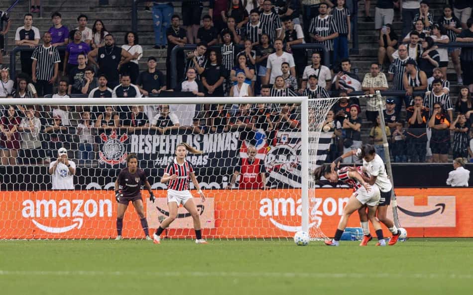 Jogadoras do São Paulo e Corinthians em ação pelo Brasileirão Feminino