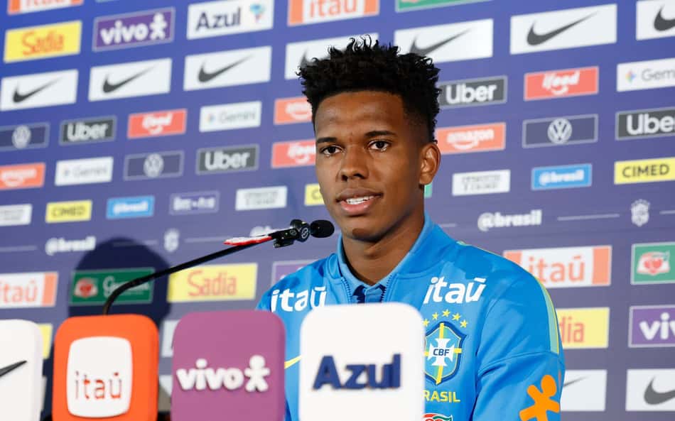 Estêvão durante coletiva da Seleção Brasileira em Brisbane, na Austrália