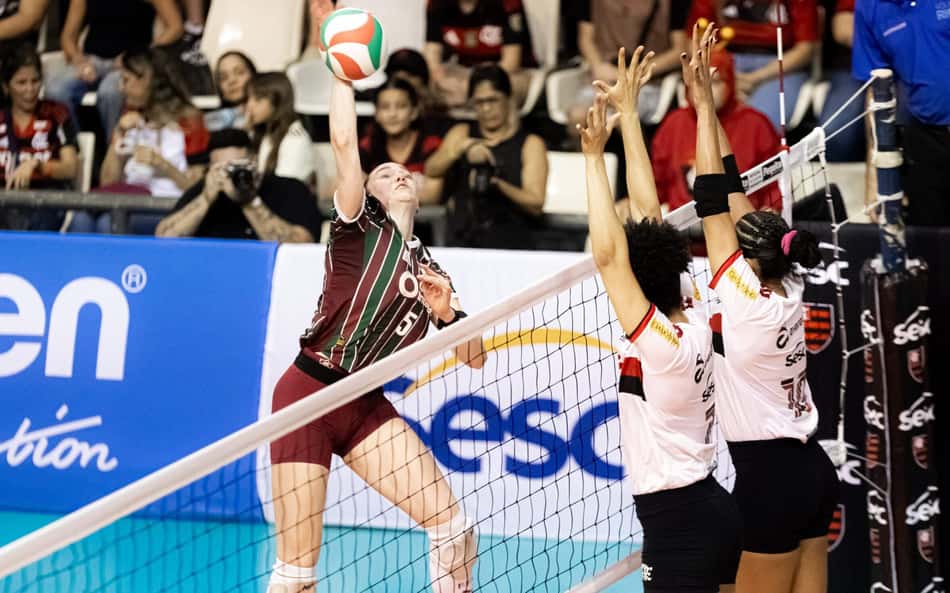 Bianca Bertolino ataca contra bloqueio duplo em Sesc Flamengo x Fluminense pelo Campeonato Carioca feminino de vôlei