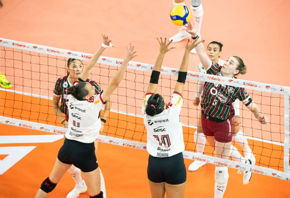 Bianca Bertolino ataca contra bloqueio duplo em Sesc Flamengo x Fluminense pela Copa Supervôlei