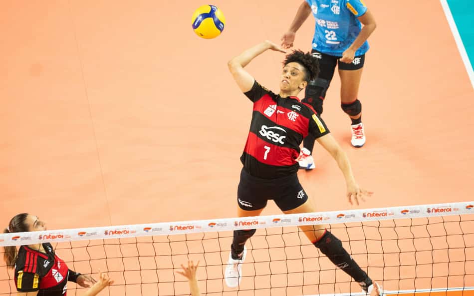 Lorena ataca em Sesc Flamengo x Praia Clube pela Copa Supervôlei
