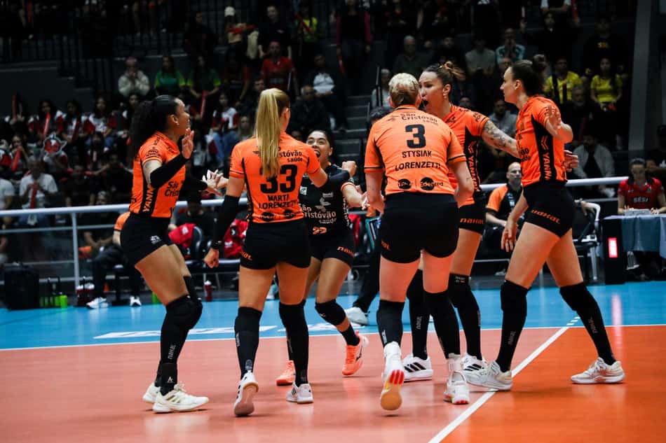 Jogadoras do Osasco se reúnem na quadra e comemoram ponto na final do Campeonato Paulista feminino de vôlei