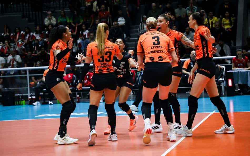 Jogadoras do Osasco se reúnem na quadra e comemoram ponto na final do Campeonato Paulista feminino de vôlei