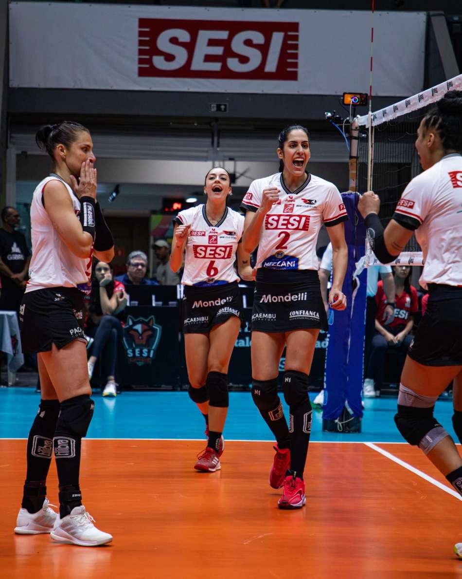 Sesi Bauru na estreia da Superliga feminina de vôlei 2026/27