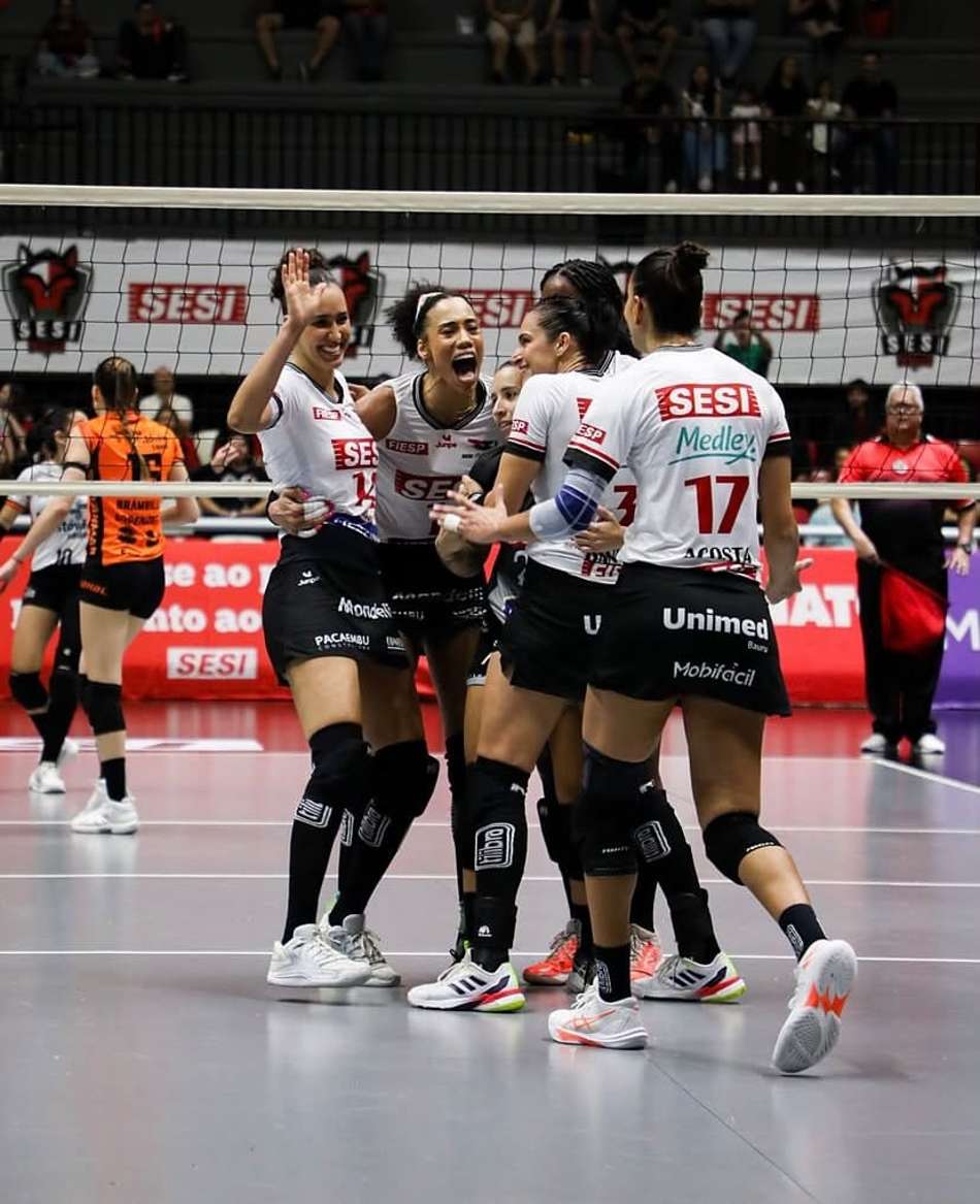 Jogadoras do Sesi Bauru se reúnem na quadra para comemorar ponto contra o Osasco, em jogo do Campeonato Paulista feminino de vôlei