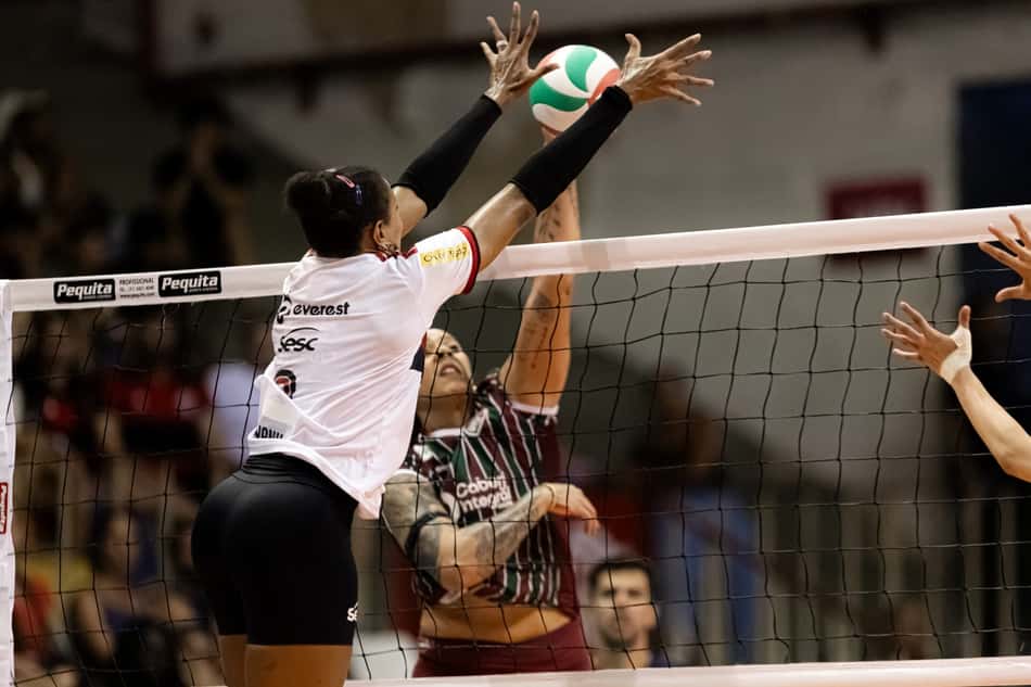Simone Lee bloqueia Ariane em Sesc Flamengo x Fluminense no Carioca de vôlei