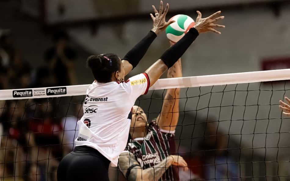 Simone Lee bloqueia Ariane em Sesc Flamengo x Fluminense no Carioca de vôlei