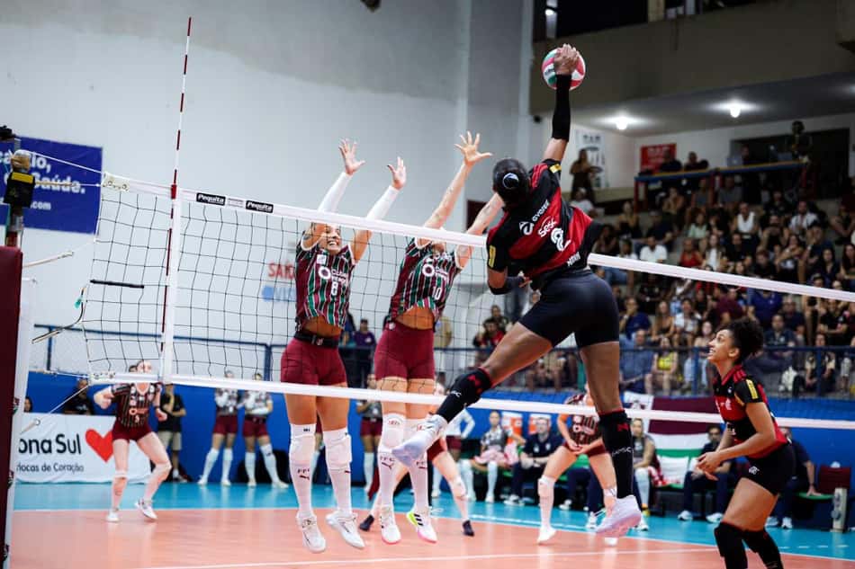 Simone Lee ataca em Fluminense x Sesc RJ Flamengo na final do Carioca de vôlei
