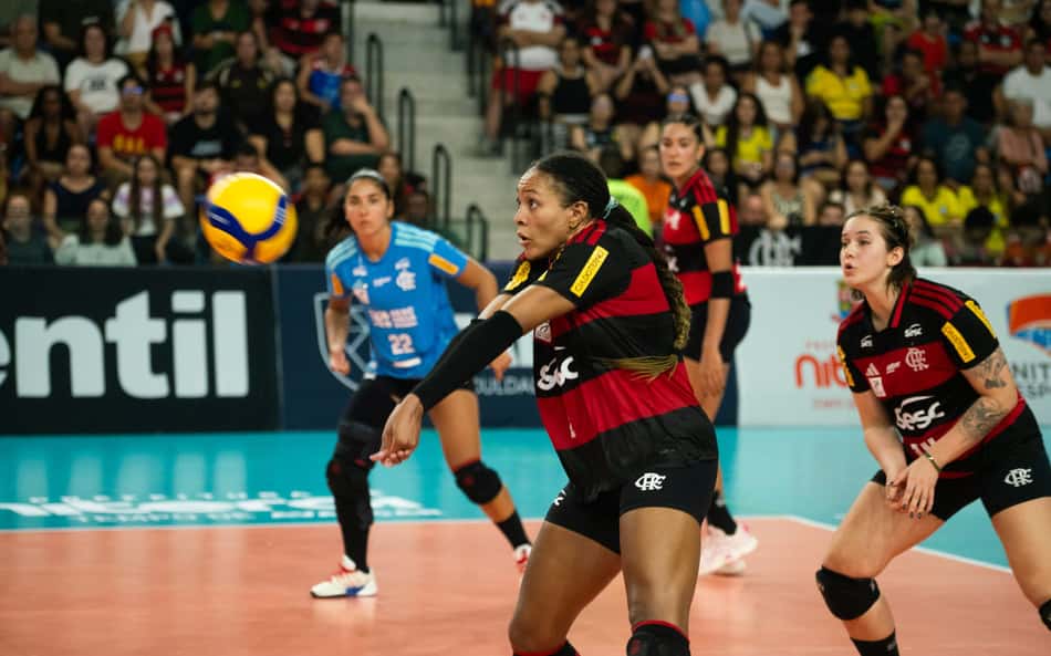 Simone Lee passa em Praia Clube x Sesc RJ Flamengo na final da Copa Supervôlei