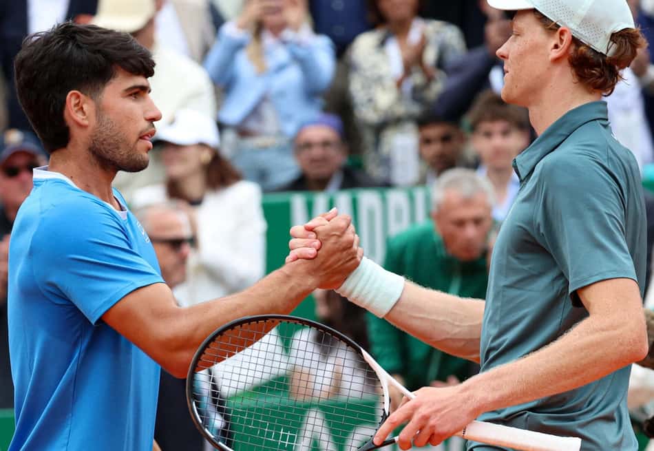 Jannik Sinner venceu Carlos Alcaraz na final do Masters 1000 de Monte Carlo (Foto: Valery HACHE / AFP)