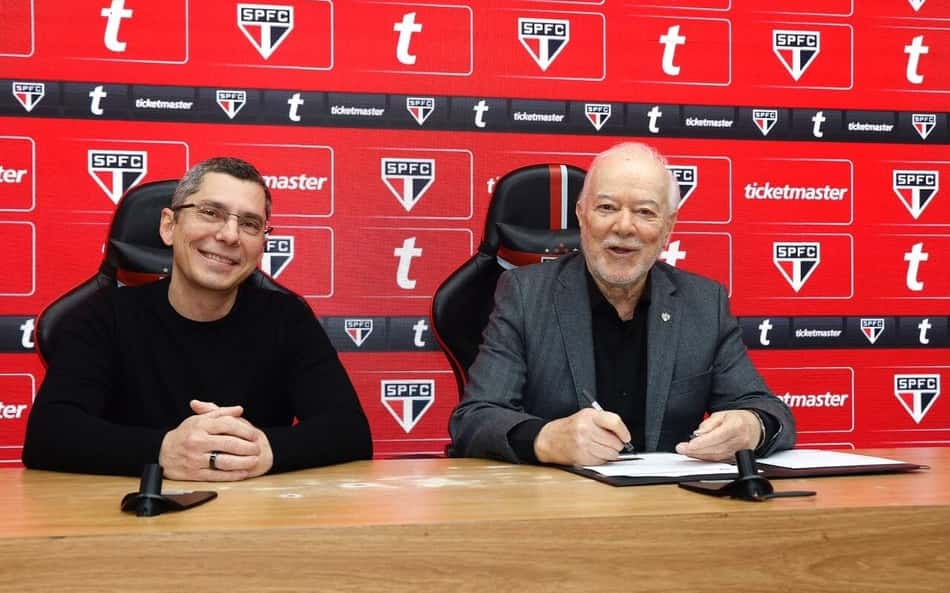 Harry Massis, presidente do São Paulo, e Donovan Ferreti, Diretor Geral da Ticketmaster Brasil, durante assinatura de contrato da parceria nesta sexta-feira (2).
