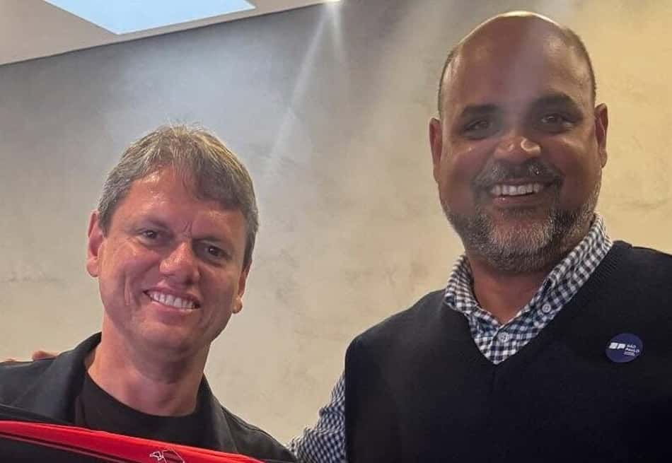 Tarcísio de Freitas posa para foto com camisa do Flamengo, com seu nome e o número 10, ao lado do prefeito de Alambari, João Paulo Carioca