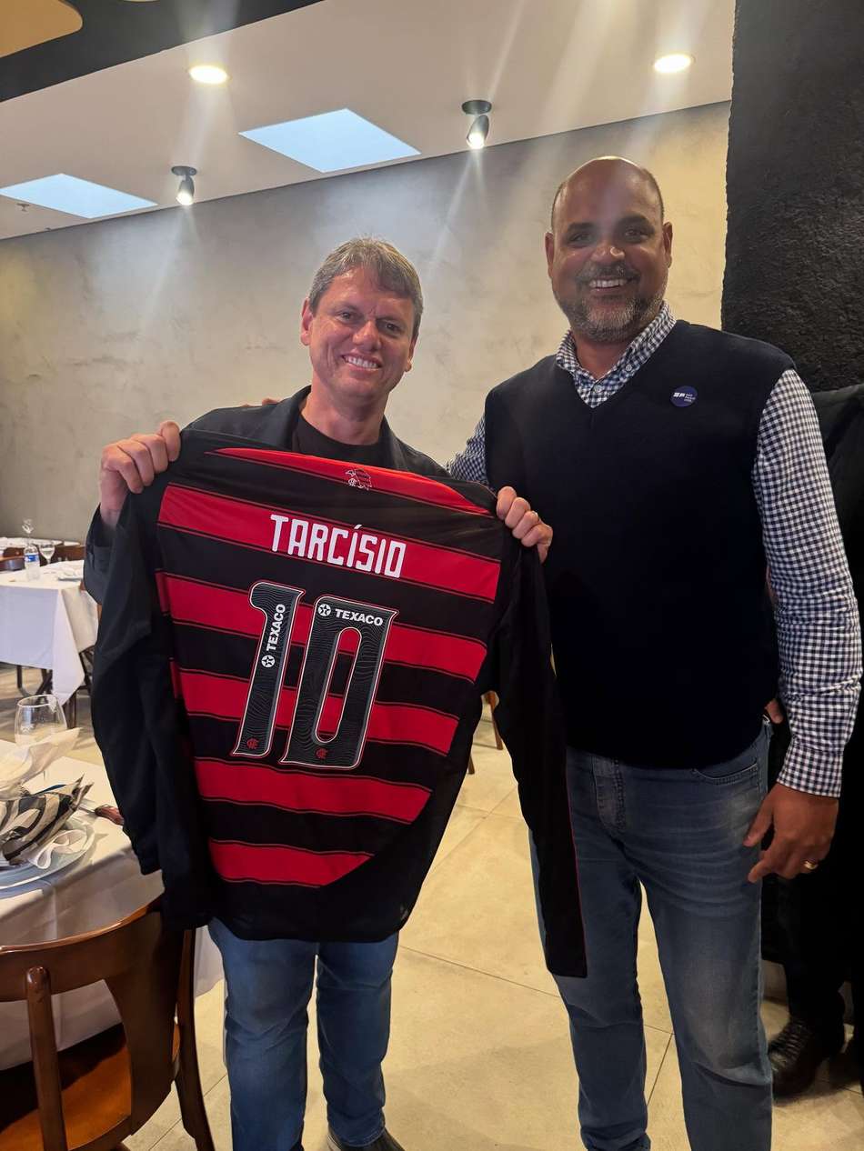 Tarcísio de Freitas posa para foto com camisa do Flamengo, com seu nome e o número 10, ao lado do prefeito de Alambari, João Paulo Carioca