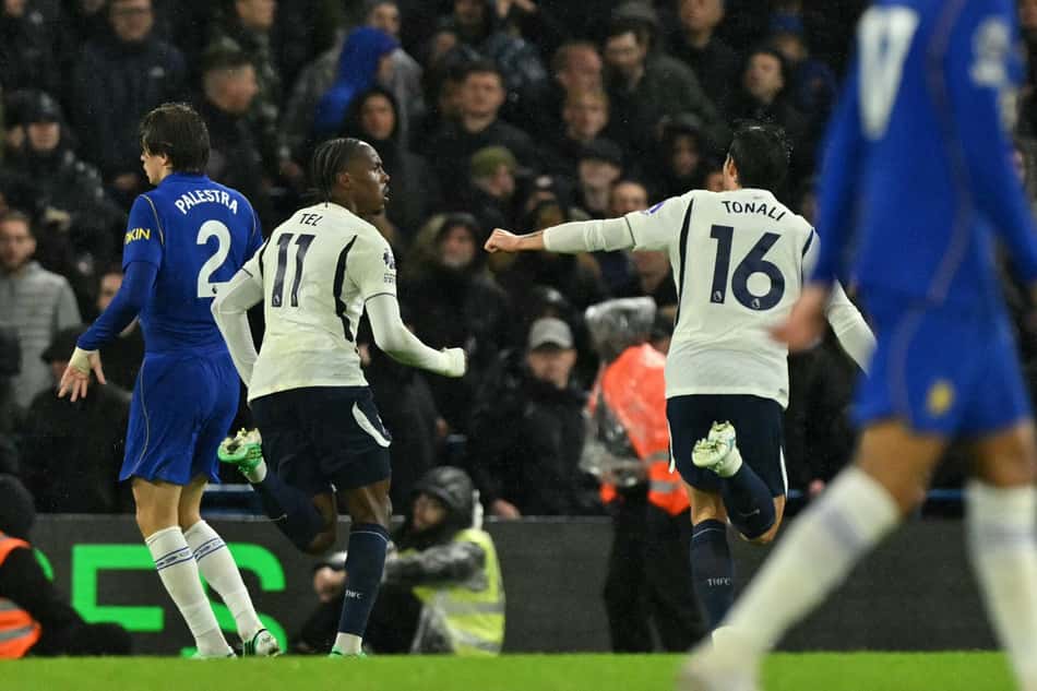 Chelsea x Tottenham em jogo de futebol; jogadores com número 2 (Palestra), 11 (Tel) e 16 (Tonali) em ação.