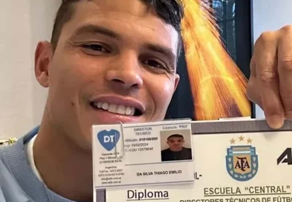 Thiago Silva exibe diploma