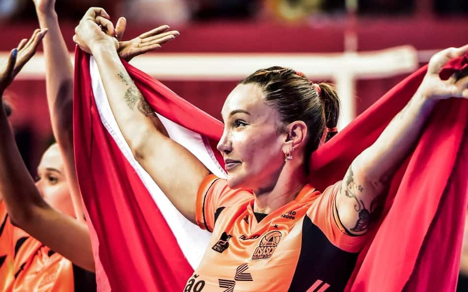 Tifanny estende a bandeira do Pará nas costas antes de jogo do Osasco na Brasil Cup, em Belém