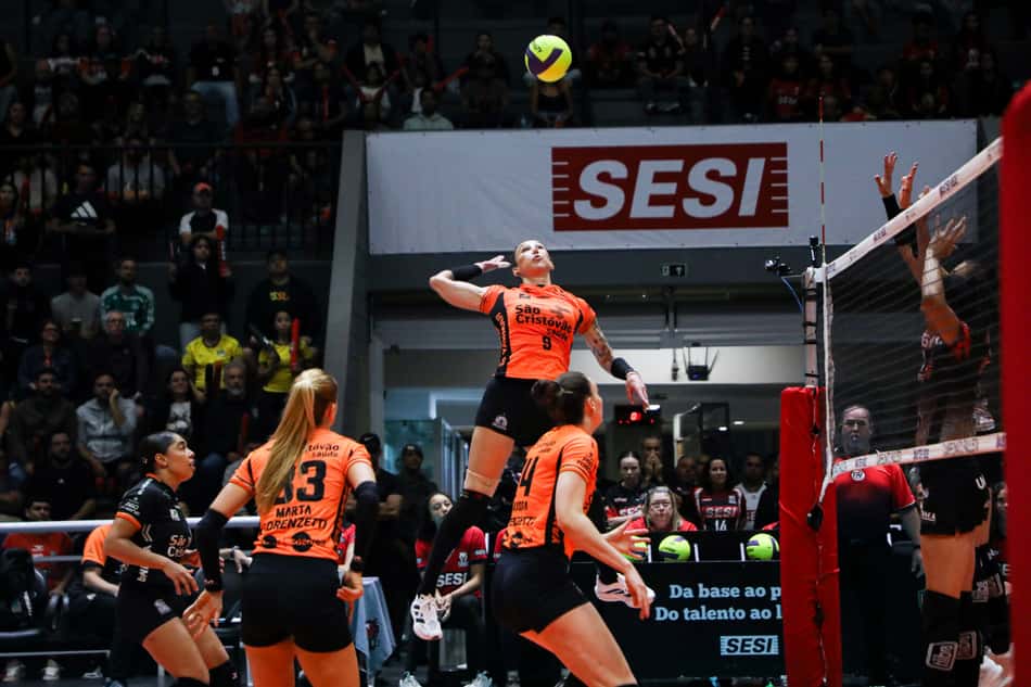 Tifanny ataca em Sesi Bauru x Osasco pela final do Campeonato Paulista feminino de vôlei