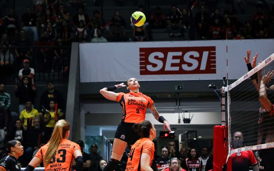 Tifanny ataca em Sesi Bauru x Osasco pela final do Campeonato Paulista feminino de vôlei