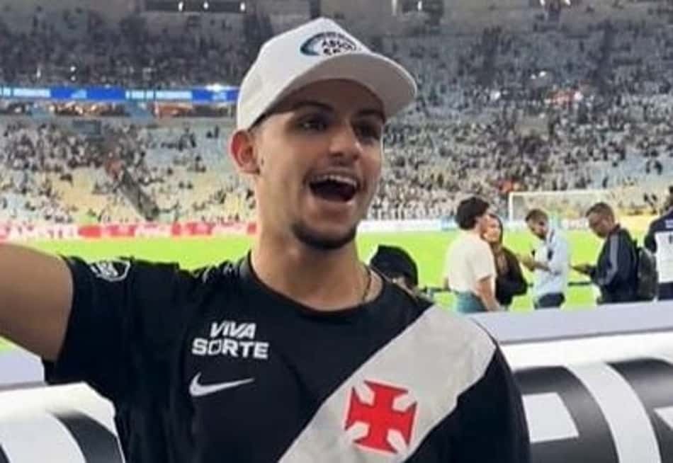 Torcedor do Vasco da Gama acena no estádio durante partida.
