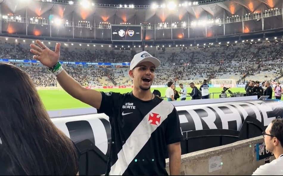 Torcedor do Vasco da Gama acena no estádio durante partida.