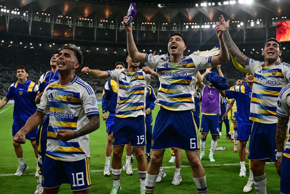 Milton Delgado, Rodrigo Battaglia e Lautaro Di Lollo comemoram a vitória do Boca Juniors após partida contra o Vasco no Maracanã.