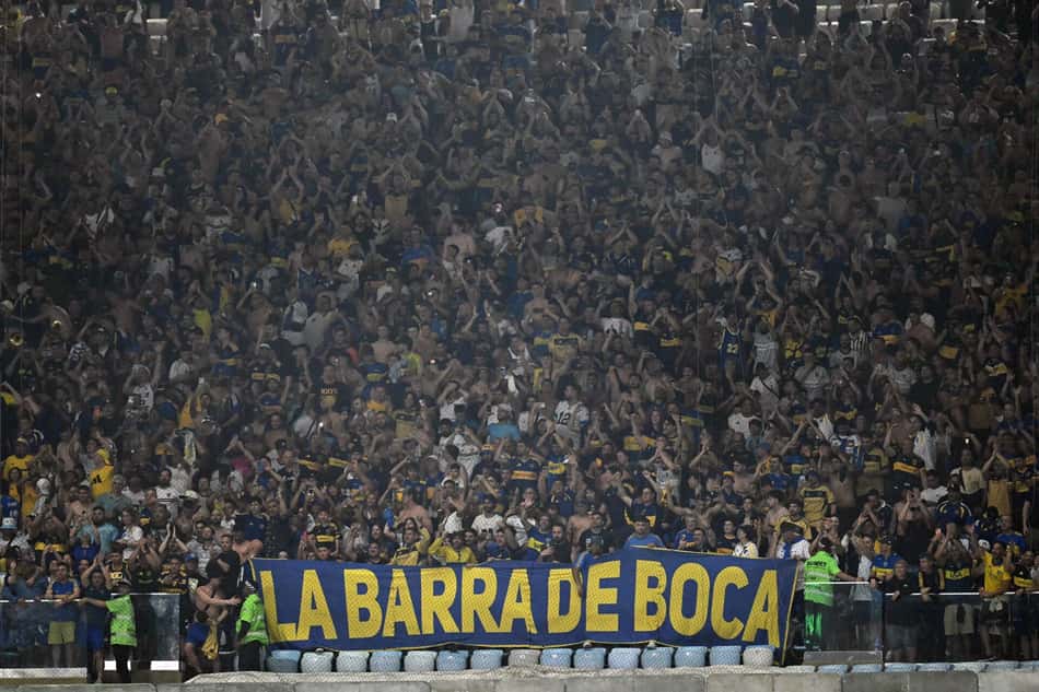 Torcedores do Boca Juniors comemoram ao final da partida de volta da semifinal da Copa Sul-Americana entre o Vasco da Gama, do Brasil, e o Boca Juniors, da Argentina, no estádio do Maracanã, no Rio de Janeiro, Brasil, em 20 de outubro de 2026. (Foto: Mauro Pimentel / AFP)