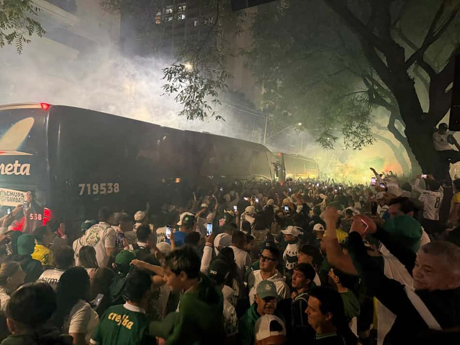 Torcida do Palmeiras agita o ônibus da equipe na Libertadores, volta contra o Fluminense.