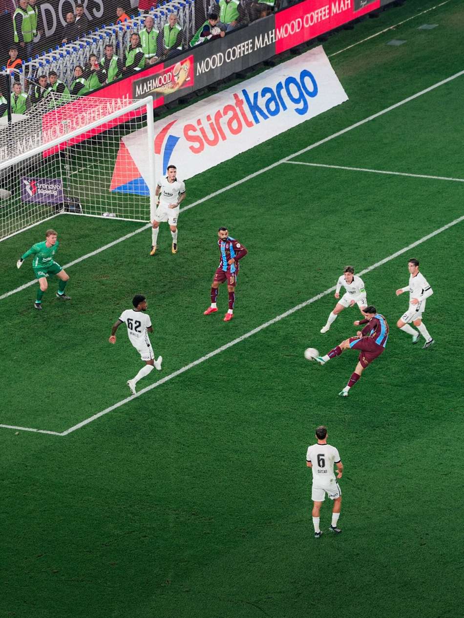 Trabzonspor vence clássico por 2 a 0 e assume a quarta colocação da Süper Lig (Foto: Reprodução / X)