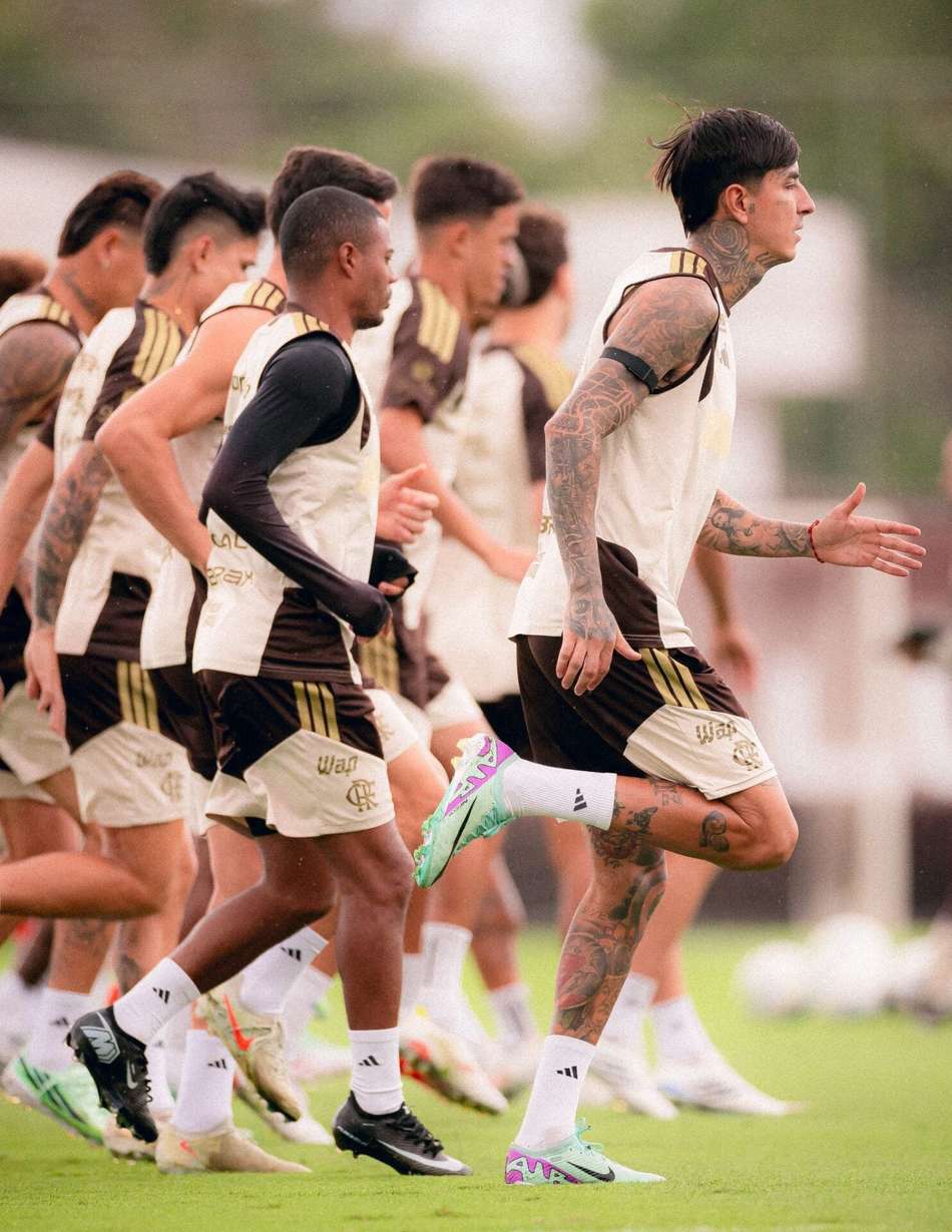 Jogadores do Flamengo durante treino no Ninho