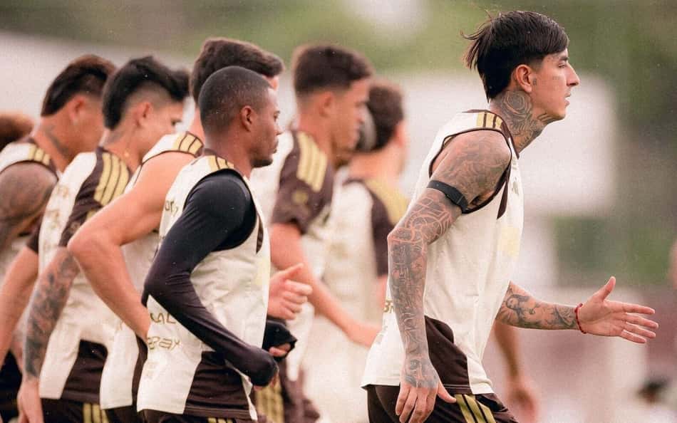 Jogadores do Flamengo durante treino no Ninho