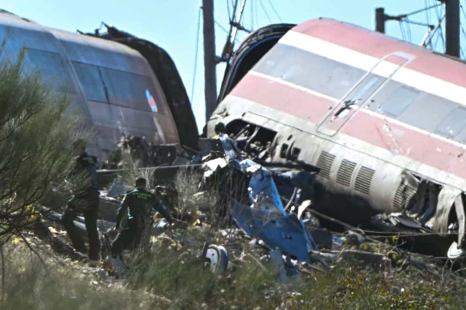 Colisão entre trens Renfe AVE e Iryo; Guardas Civis no local, sul de Madrid entre Urda e Los Yébenes, Espanha.