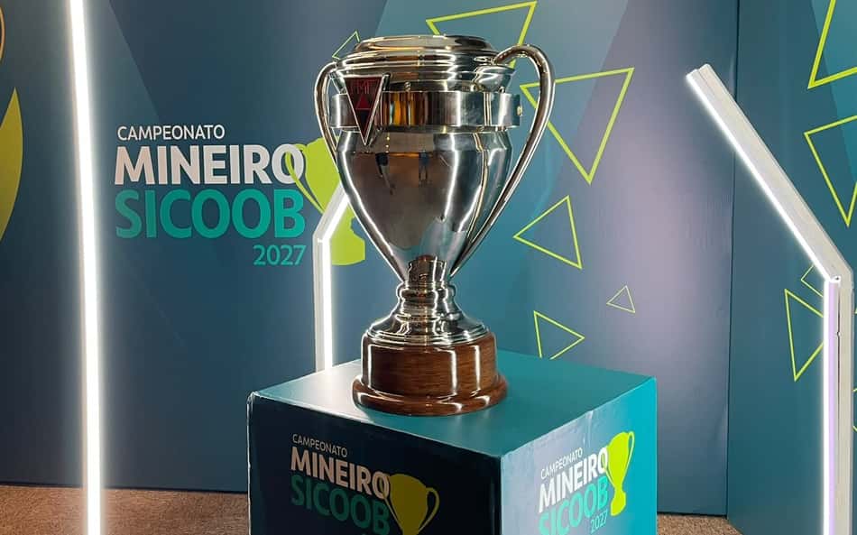 Troféu do Campeonato Mineiro SICOOB 2027 em pedestal azul com fundo geométrico.