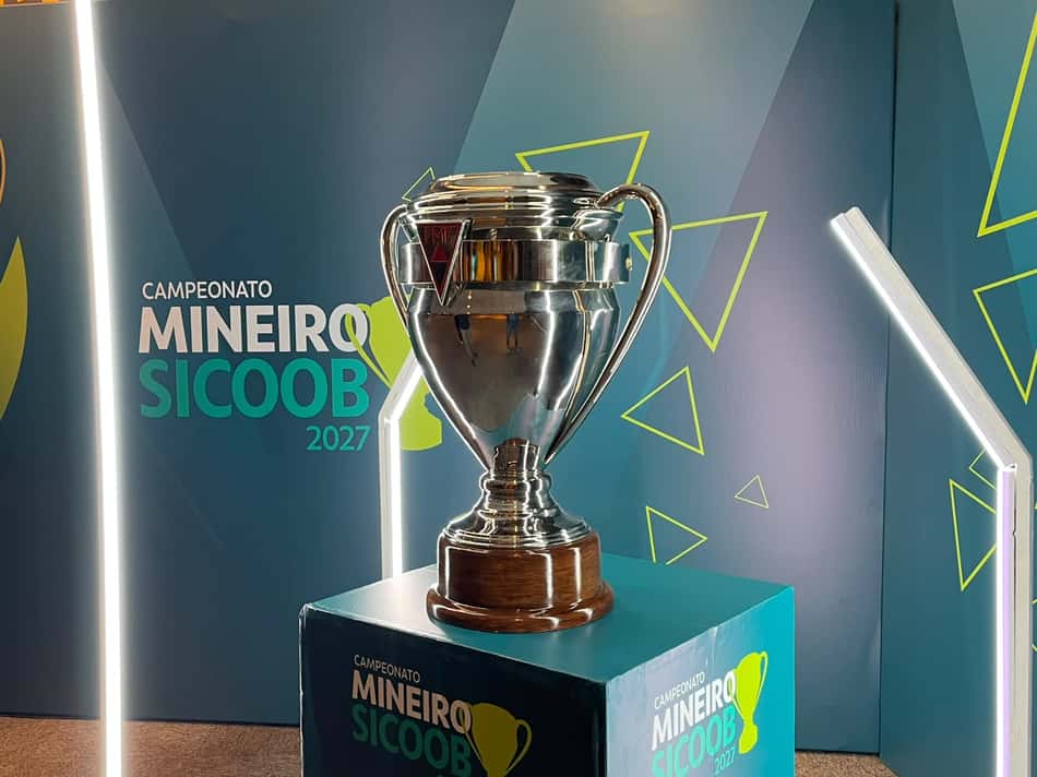 Troféu do Campeonato Mineiro SICOOB 2027 em pedestal azul com fundo geométrico.