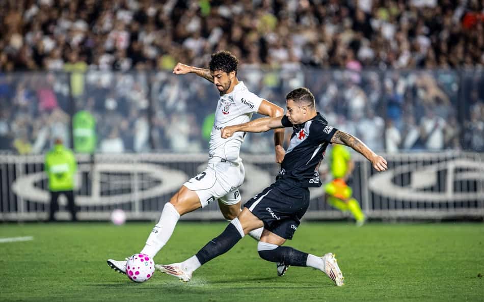 Jogadores de Vasco da Gama e Corinthians disputam a bola em jogo do Brasileirão.