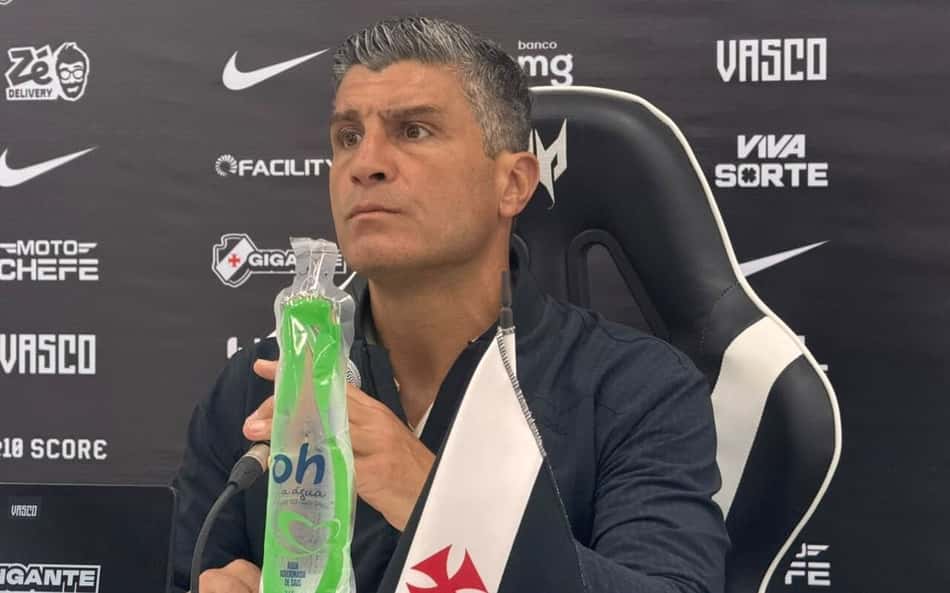Pedro Emanuel na coletiva do Vasco após a vitória contra o Botafogo