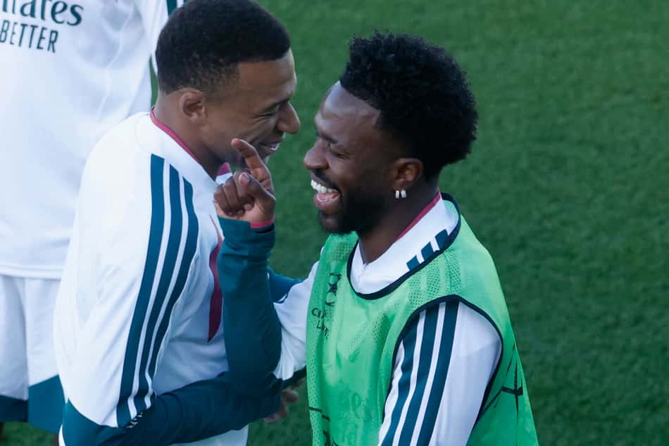 Kylian Mbappé e Vini Jr gesticulam durante treino do Real Madrid em Madri, antes do jogo contra o RB Leipzig pela Liga dos Campeões.