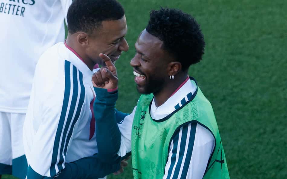 Kylian Mbappé e Vini Jr gesticulam durante treino do Real Madrid em Madri, antes do jogo contra o RB Leipzig pela Liga dos Campeões.