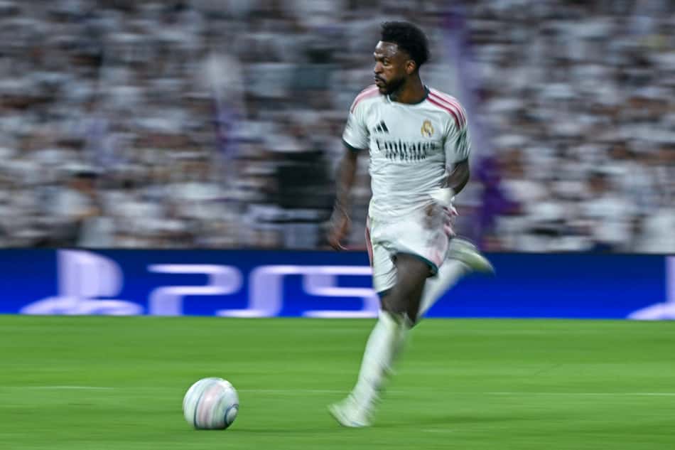 O atacante brasileiro do Real Madrid, número 7, Vinicius Junior, corre com a bola durante a partida da 3ª rodada da Liga dos Campeões da UEFA entre Real Madrid CF e RB Leipzig, no estádio Santiago Bernabéu, em Madri, em 21 de outubro de 2026. (Foto: Javier Soriano / AFP)