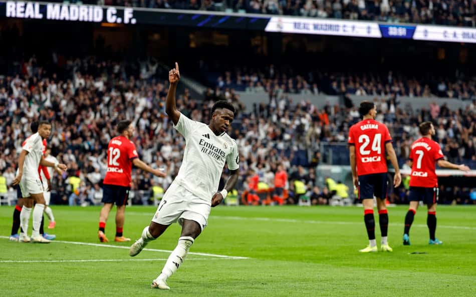 Vini Jr. comemora o segundo gol marcado diante do Osasuna (Foto: Oscar del Pozo/AFP)