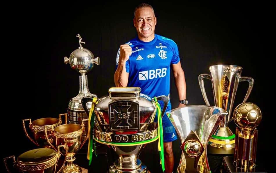 Wagner Miranda, o Gigante, posa com os troféus que conquistou com o Flamengo