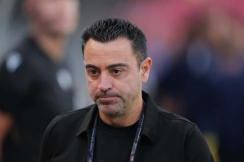 Xavi sob o comando da seleção holandesa (Foto: Pedja Milosavljevic / AFP)