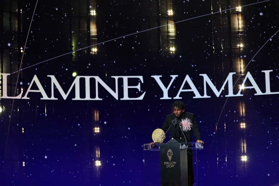 Lamine Yamal, atacante do Barcelona, fala após vencer o Troféu Jovem Talento Masculino no Ballon d'Or 2026, em Londres.