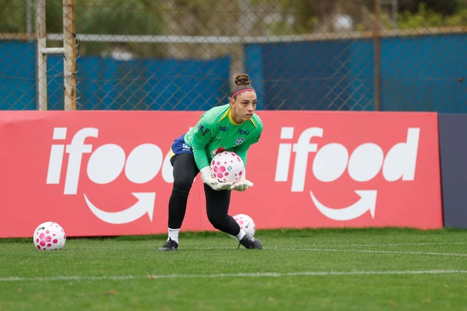 Yanne segura a bola com as mãos durante treinamento da Seleção Feminina