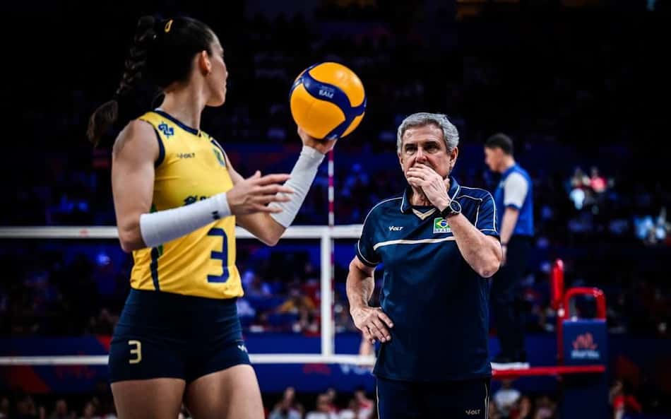 Zé Roberto orienta Macris em Brasil x Turquia pela VNL 2025 (Foto: Volleyball World)