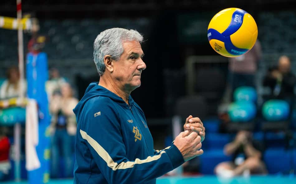 Zé Roberto joga a bola para o alto em treino da Seleção feminina de vôlei no Maracanãzinho antes do Sul-Americano